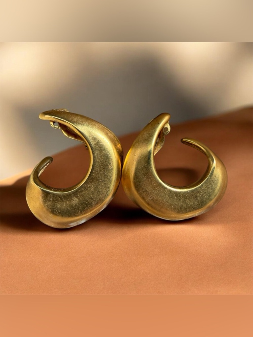 Vintage Robert Lee Morris Sculptural Gold Tone Crescent Swirl Clip On Earrings‎